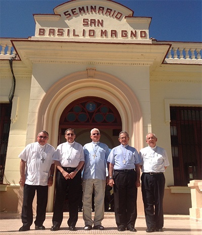 De izquierda a derecha: Mons. Juan de Dios Hernández, Secretario General de la COCC y Obispo Auxiliar de La Habana; Mons. Arturo González, Obispo de Santa Clara, Vice Presidente de la COCC; Mons. Dionisio García, Arzobispo de Santiago y Presidente de la COCC; Mons. Juan García, Arzobispo de Camagüey, y Mons. Emilio Aranguren, Obispo de Holguín, y ambos miembros del Comité Permanente de la COCC.