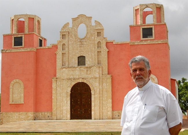 El P. José Luis Menendez frente a la fachada de la iglesia-museo de La Merced, que él está ayudando a crear para la Arquidiócesis de Miami.