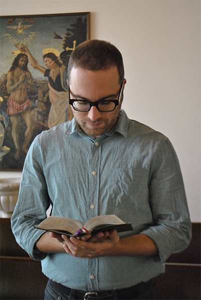 Antonio De Gaetano uses his 1962 missal during Mass. The Latin Mass community provides a missal which follows the liturgy in Latin and provides an English translation, with explanation of the rubrics of the Mass.