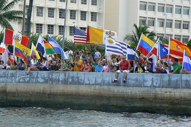 Los fieles esperan la llegada de la Virgen en el malecón de la Ermita.