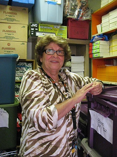 Celita en su closet, donde tiene ademas de uniformes todo lo que los niños pueden necesitar en la escuela.