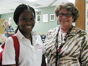 Celita posa con Anaika Alezi, una de las alumnas de 10º grado de la escuela secundaria Monsignor Edward Pace.