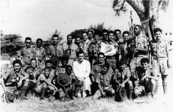 Mons. Eduardo Boza Masvidal con un grupo de Boy Scauts cubanos, durante la década de 1950.