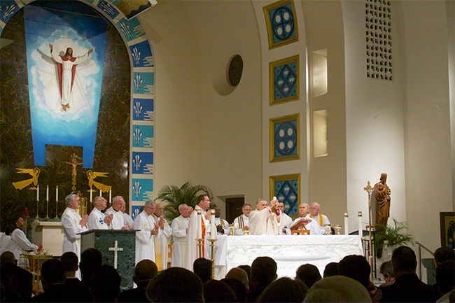 Archbishop Wenski and a dozen archdiocesan priest consecrate the Eucharist during the special Mass. The consecration of the City of Fort Lauderdale makes it the fourth city in Florida to be consecrated following Key Biscayne, Doral and the City of Miami.