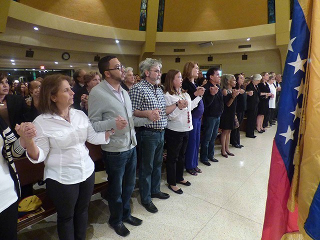 Asistentes a la misa por la justicia y la libertad de Venezuela, el 14 de marzo, en el Santuario de la Ermita de la Caridad.