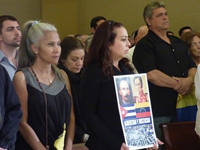 Algunos asistentes a la misa por la justicia y la libertad de Venezuela, portaron carteles alusivos a José Martí y Simón Bolívar, en la Ermita de la caridad.