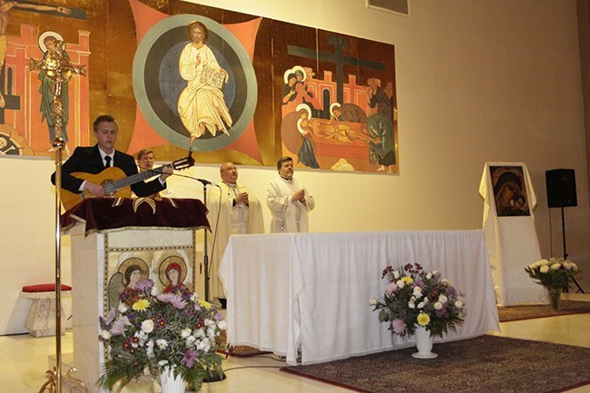 El seminarista Paul Pierce, del Seminario Redemptoris Maters de Miami cant� y toc� la guitarra, en la cereminia de v�speras de la Consagraci�n de Mons. Baldacchino, en la parroquia Santa Cecilia, en Hialeah, FL.