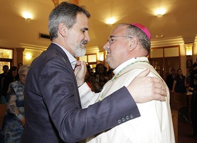 Mons. Baldacchino abraza a su hermano John, d�ndole la paz en la ceremonia de v�speras en la parroquia Santa Cecilia en Hialeah, FL.