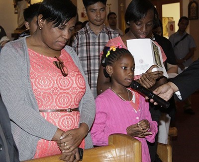Taila Tison (centro) estudiante de la escuela La Sagrada Familia,en Providenciales, la capital de las Islas Turcas y Caicos, en sus intenciones pidi� por Mons. Baldacchino.