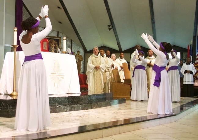 Los miembros del ministerio de danzas litúrgicas La Voix Des Agnes, de la parroquia de St. Clement en Wilton Manors, bailaron al iniciar la celebración con la Misa por el 60º aniversario de la parroquia de St. Clement.