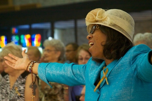 Mireille Altieri, una feligrés de la parroquia St. Clement durante los últimos tres años, canta durante la Misa de celebración por el 60º aniversario de la parroquia de St. Clement.