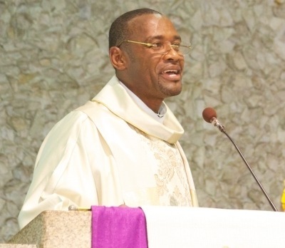 El P. Robés Charles, párroco de la iglesia de St. Clement predica la homilía de la Misa para dar inicio al año del 60º aniversario de la iglesia.