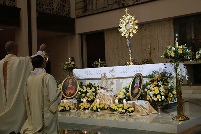 Father Joseph Rogers from the Archdiocese of Washington, and Deacon Javier Barreto from the Archdiocese of Miami kneel in front of the Blessed Sacrament, initiating the first hour of adoration after the celebration of the opening Mass.