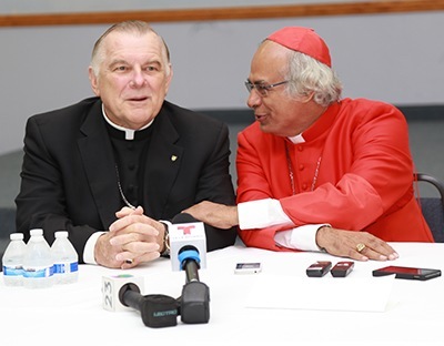 El cardinal Leopoldo Brenes y el arzobispo Thomas Wenski responden a preguntas de la prensa miamense antes de celebrar una misa con la comunidad nicaragense en la iglesia St. Agatha.