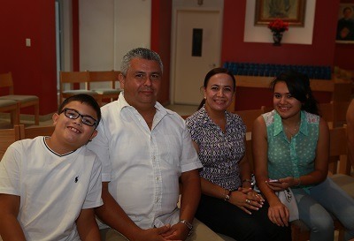 Una de las familias Nicaragenses que asistieron a la misa en St. Agatha oficiada por el cardenal Leopoldo Brenes y el arzobispo Thomas Wenski, de izq. a der., Enrique Avils, Pedro Rodrguez, Claudia Zeledn y Claudia Avils.