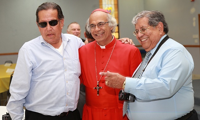 El cardinal Leopoldo Brenes, conocido por su sencillez y sonrisa, se retrata con miembros de la comunidad nicaragense en Miami antes de celebrar una misa en la iglesia St. Agatha.