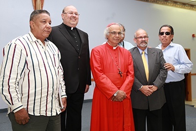 El cardenal Leopoldo Brenes se retrata con el P. Marcos Somarriba, prroco de St. Agatha, y otros miembros de la comunidad nicaragense de Miami, antes de celebrar misa en la parroquia el 23 de agosto.
