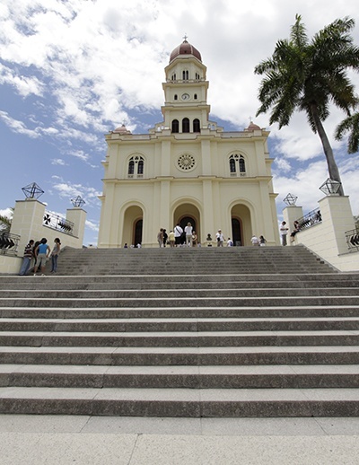 Vista de los 256 escalones que conducen al Santuario de Nuestra Señora de la Caridad de El Cobre. La mayoría de los pereginos no entran por el pórtico principal sino por una entrada lateral a la derecha, donde pueden depositar cartas de acción de gracias u objetos simbólicos de la respuesta a sus plegarias.