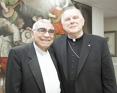 El P. Jorge Chabebe pasó por el Centro Pastoral en mayo para saludar al Arzobispo Thomas Wenski, que escribió el prólogo a su libro.
