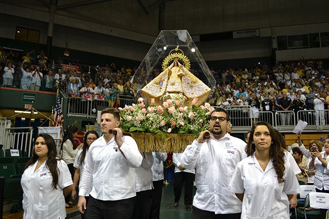 Miembros de Encuentros Juveniles llevan la imagen de la Virgen de la Caridad en procesión por el BankUnited Center al comenzar la celebración anual por la patrona de  Cuba.