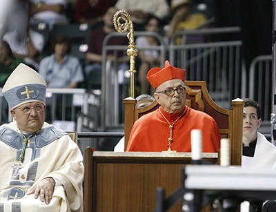 El Cardenal Raymundo Damasceno de Aparecida, Brasil, toma parte en la Misa.
