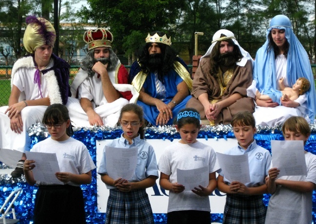 The Radio Paz Christmas float makes a stop at Immaculate Conception School in Hialeah. Atop it dressed as the magi, Joseph and Mary, are St. Brendan High School students Tony Lopez, Rey Leal, Frank Ortiz, Juan Menache and Lisann Ramos.