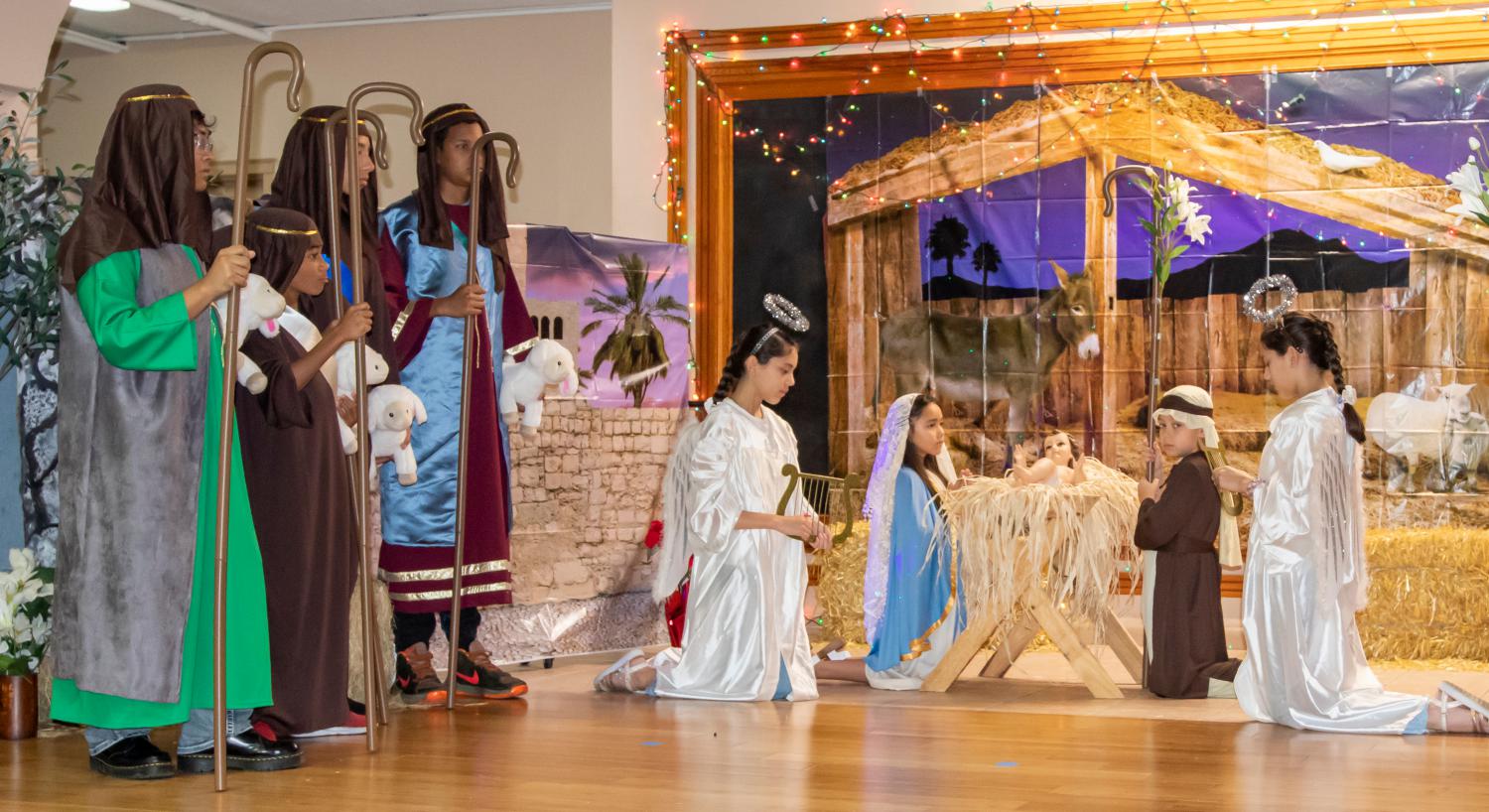 ADOM Two very different Nativity scenes at Gesu